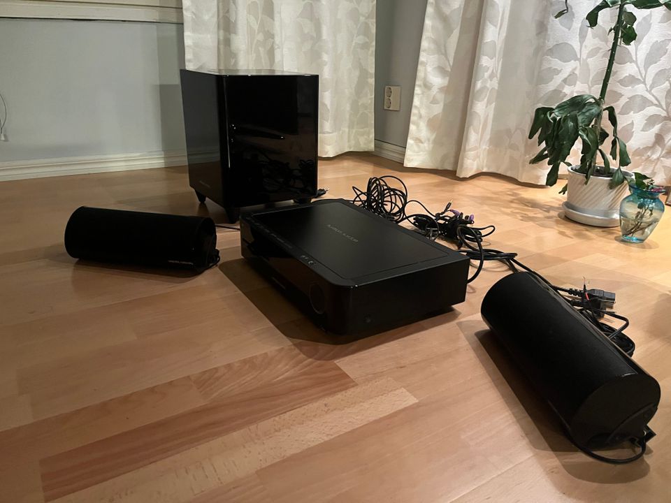 Harman Kardon kotiteatterijärjestelmä