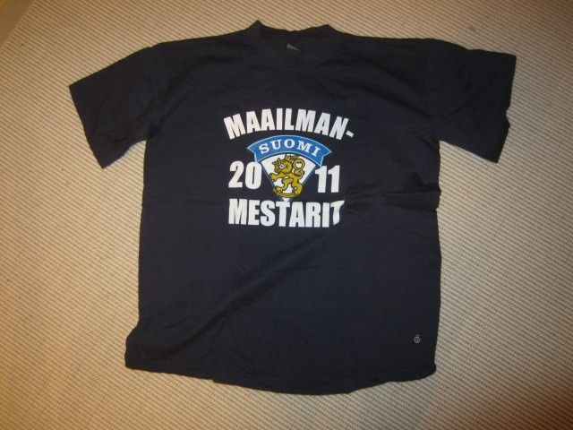 Suomi 2011 maailmanmestari jääkiekko t-paita koko M