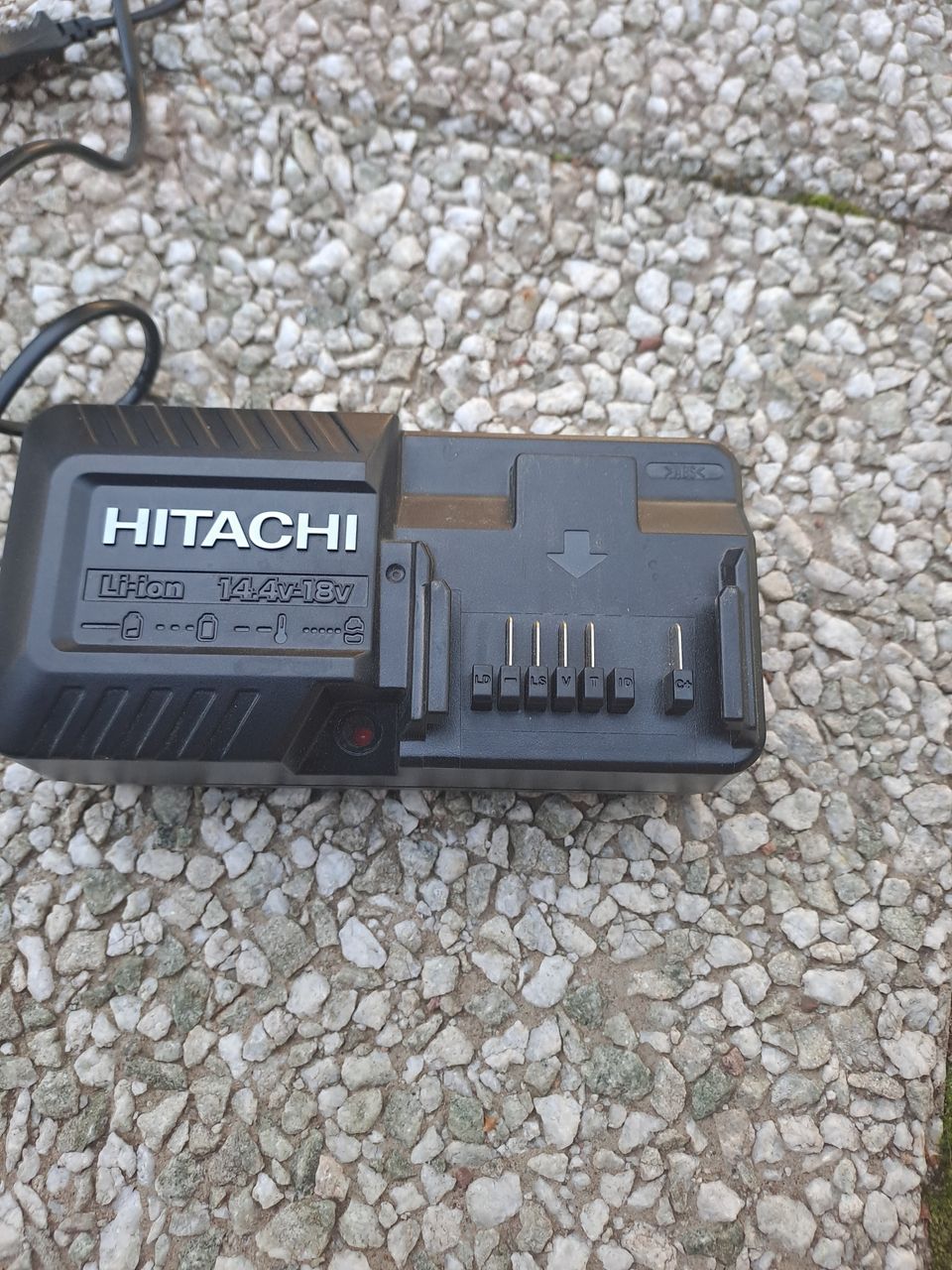 Tarpeeton hikoki/hitachi laturi