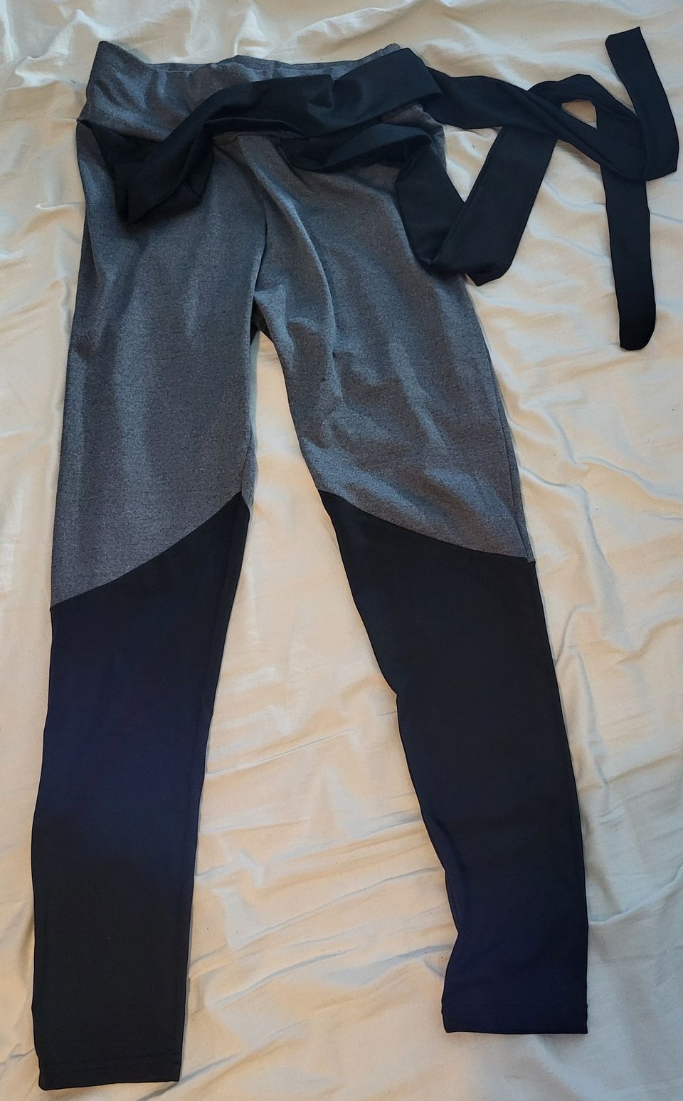 Leggings with decorative waist ties