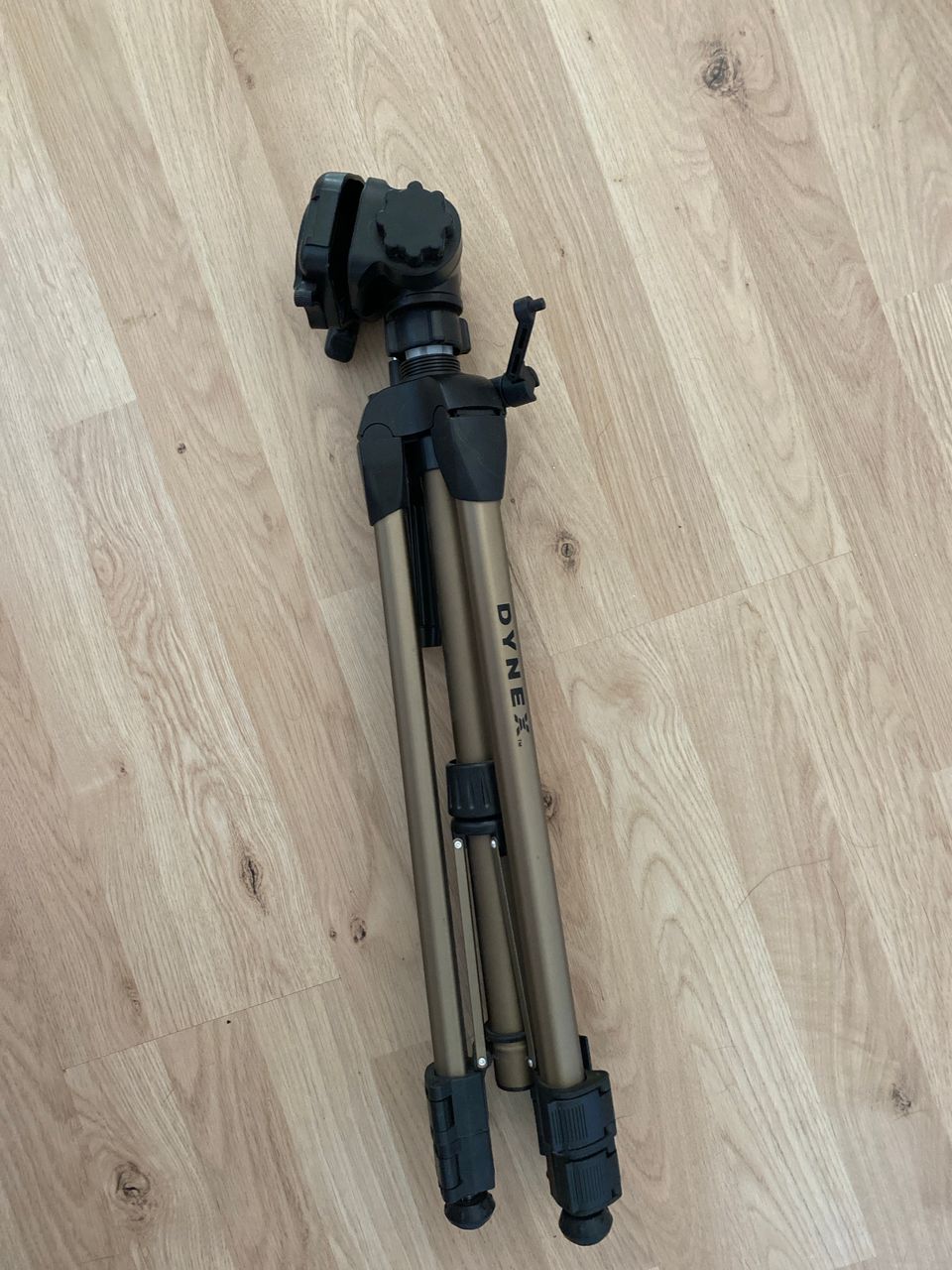 Dynex DX-TRP60 tripod