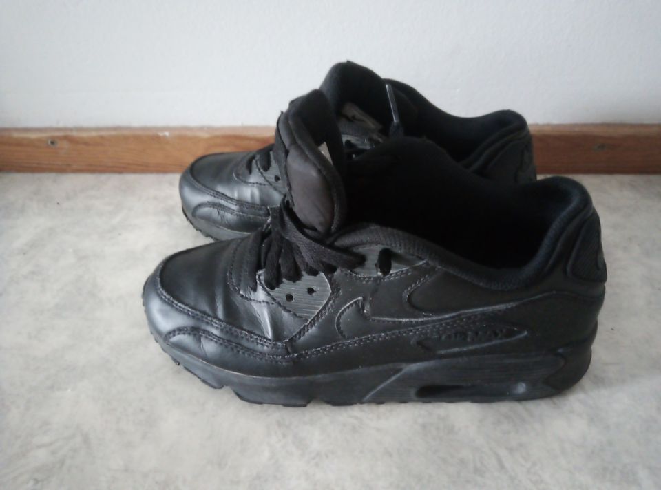 Mustat Nike air- lenkkarit