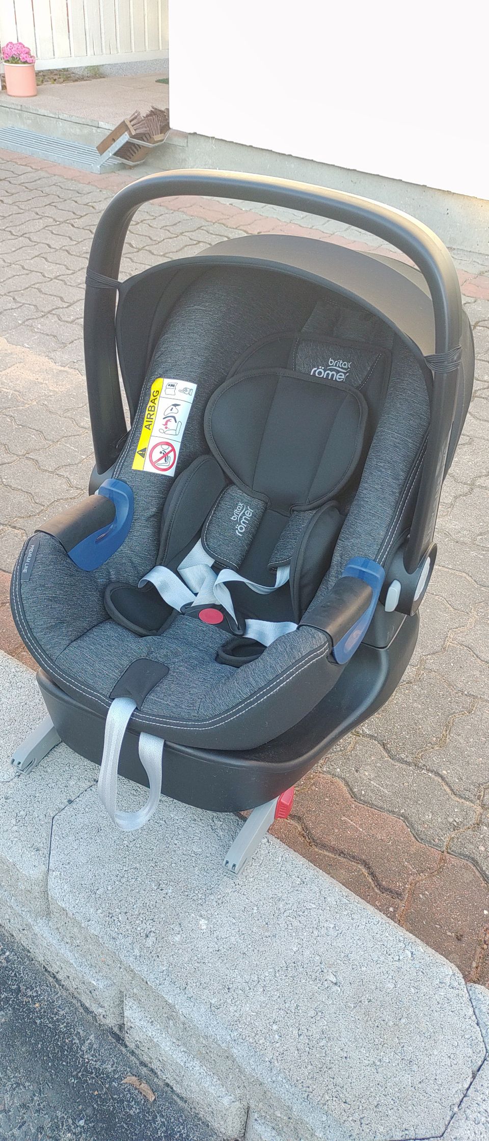 Britax Römer Baby-Safe2 i-size turvakaukalo ja isofix-telakka (MYYTY)