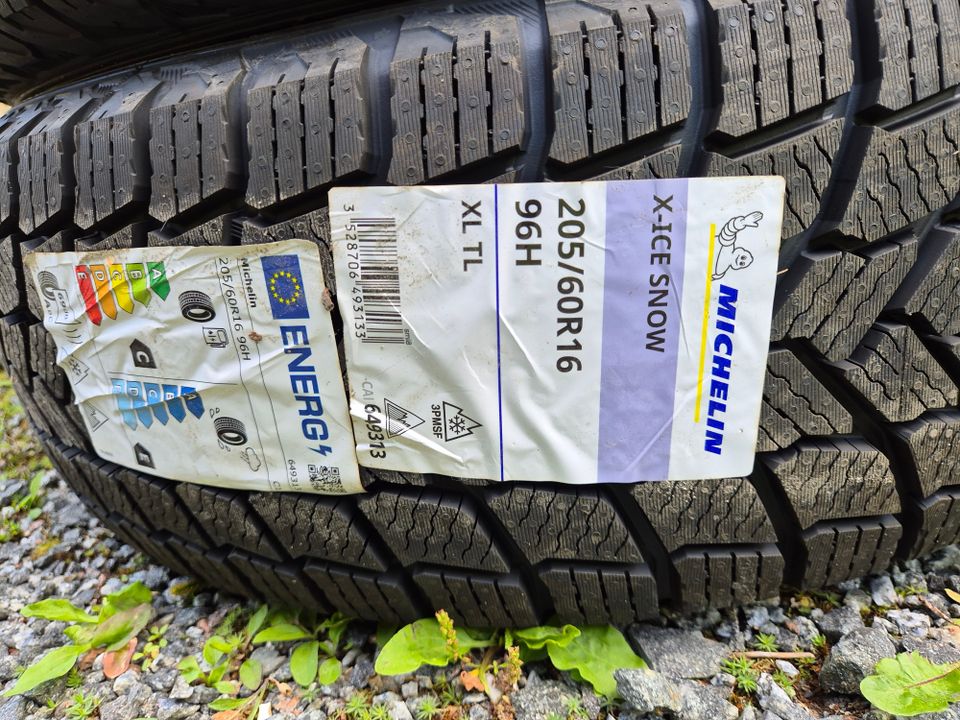 Uudet kitkarenkaat 205/60 R16