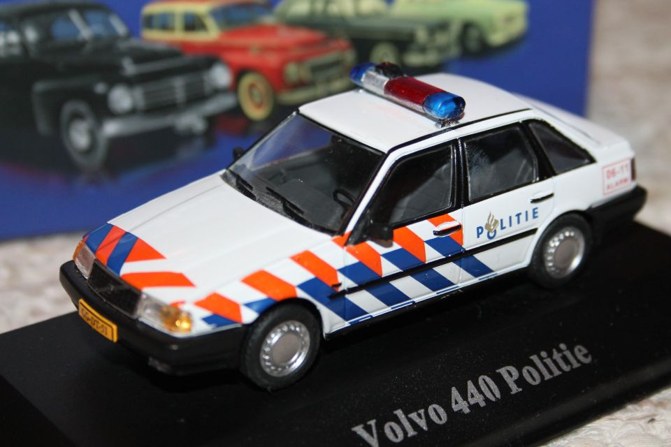 1990 Volvo 440 pienoismalli 1:43 poliisiauto 1/43 keräilyauto paketissa auto