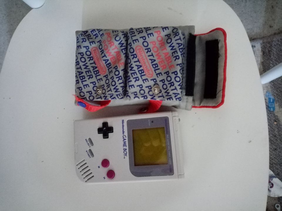 Nintendo game boy konsoli plus vyölaukku