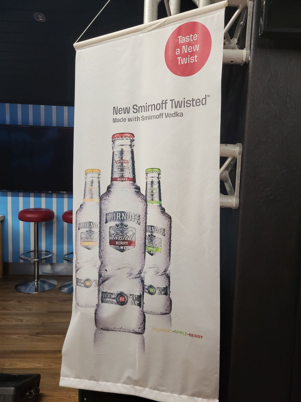 Smirnoff seinämainos kangas