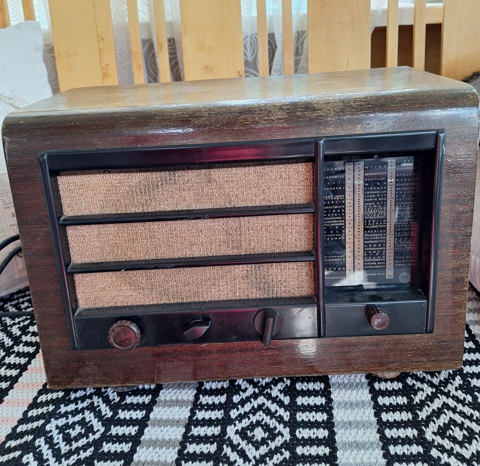 Vanha retro radio SRA