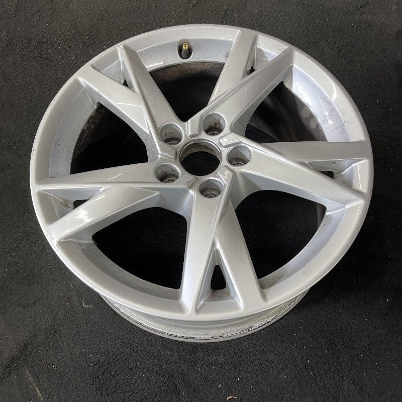 Kuvan mukaiset Audi A4 B9 OEM 17" vanteet