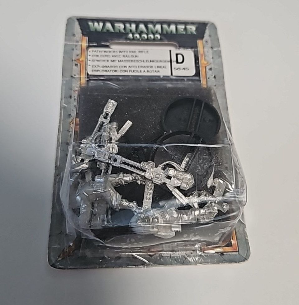 WH40k Pathfinders With Rail Rifle Miniatyyri