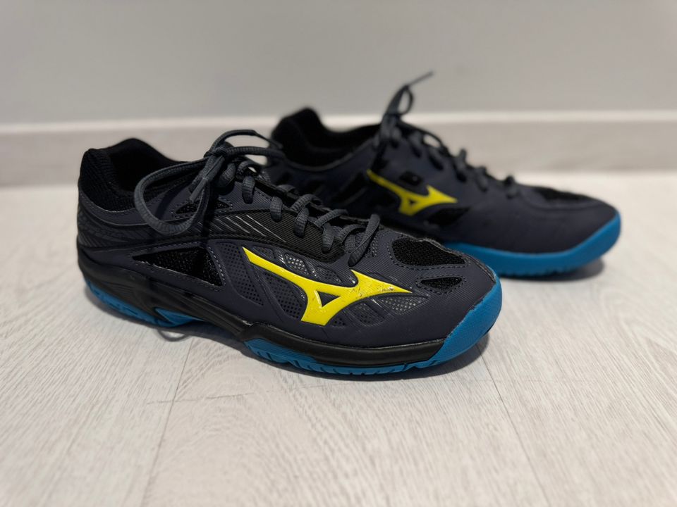 Mizuno Lightning Star 24 sisäpelikengät, koko 37.