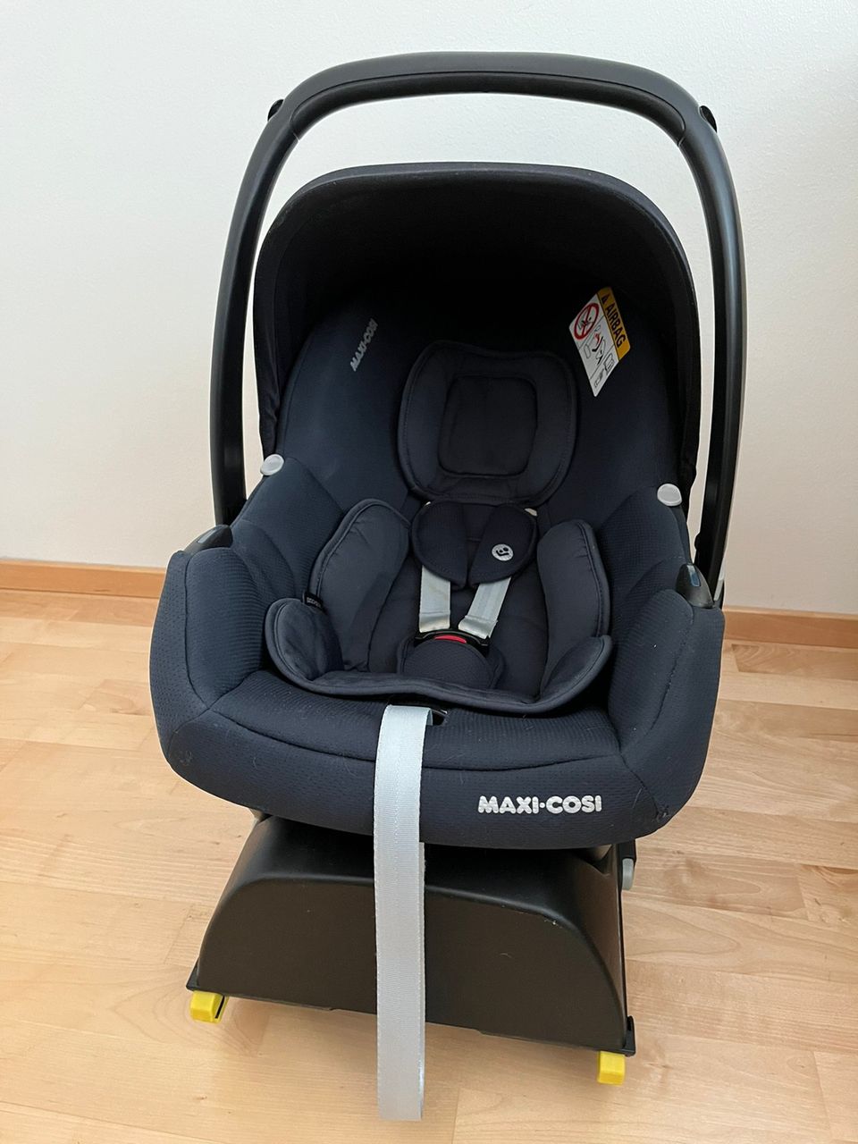 Maxi-Cosi Cabriofix I-Size turvakaukalo ja ISOFIX telakka