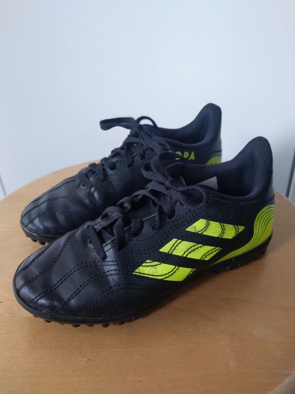 Adidas jalkapallokengät 30