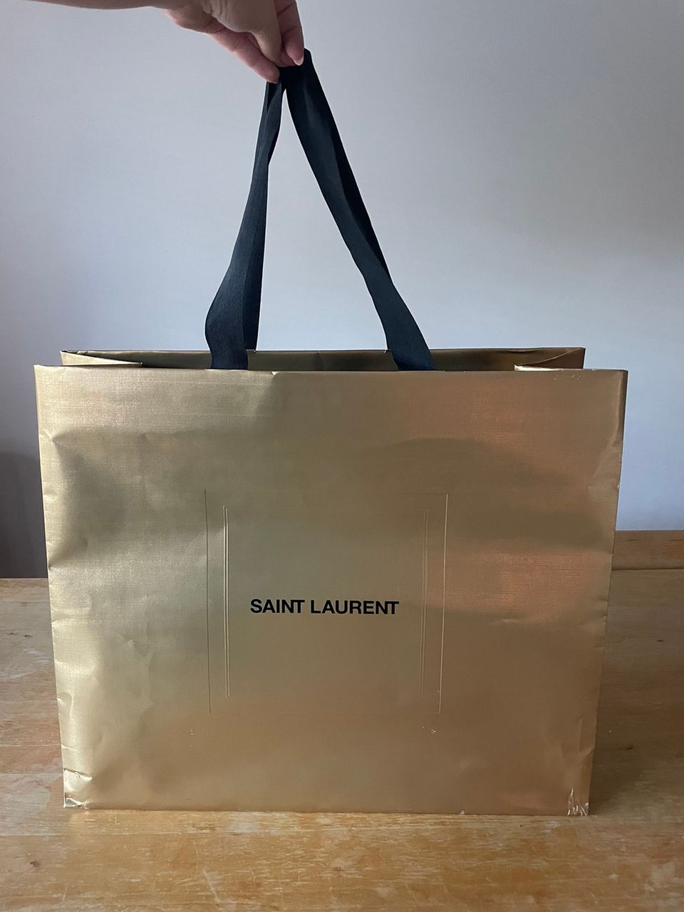 Saint Laurent kultainen iso paperikassi 55x47x20cm