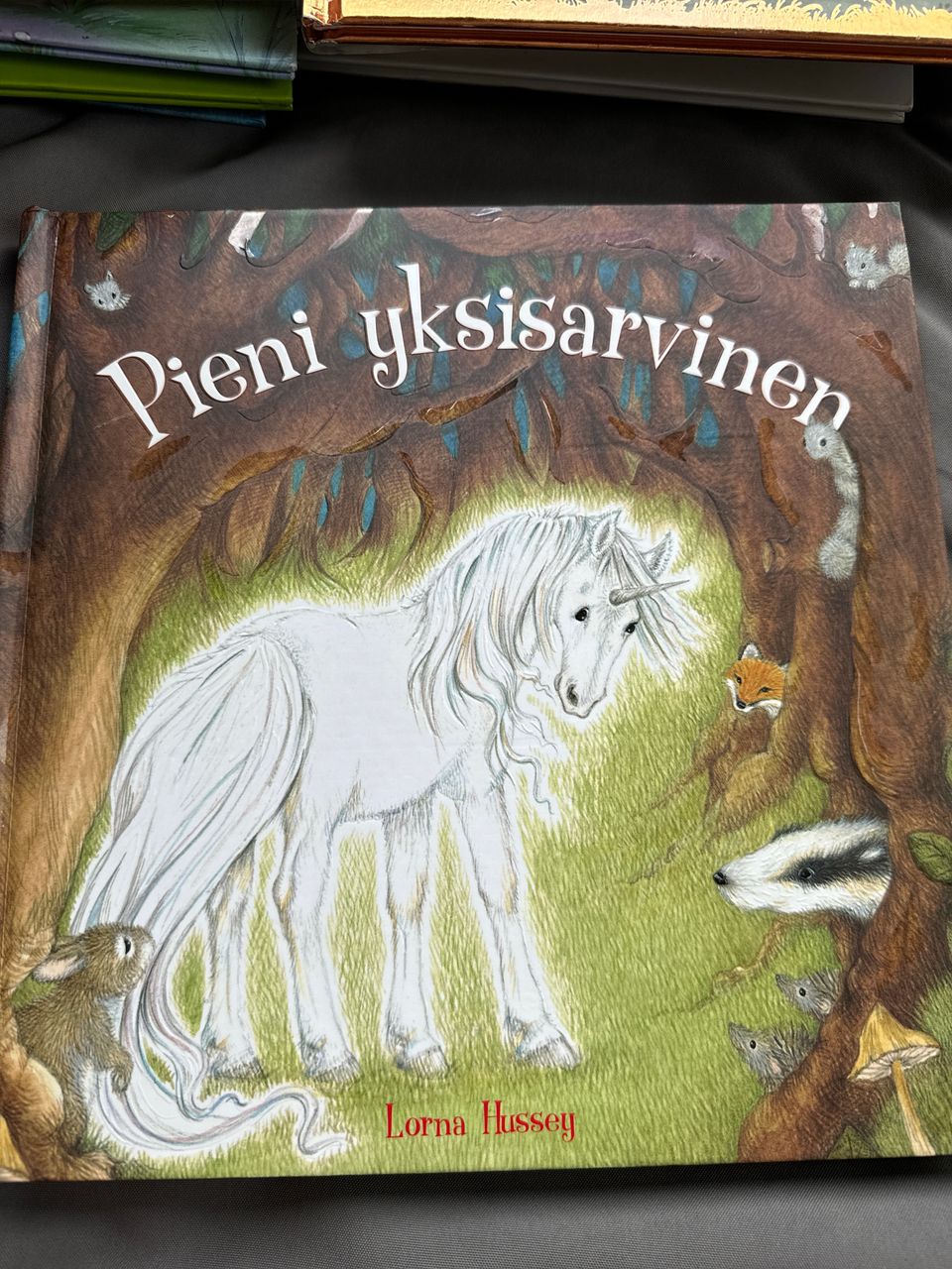 Kohokuvioinen Pieni yksisarvinen -kirja