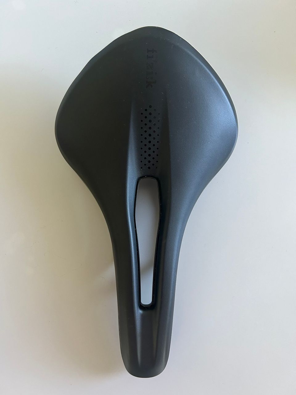 Fizik Tempo Aliante R3 -satula/maantiesatula