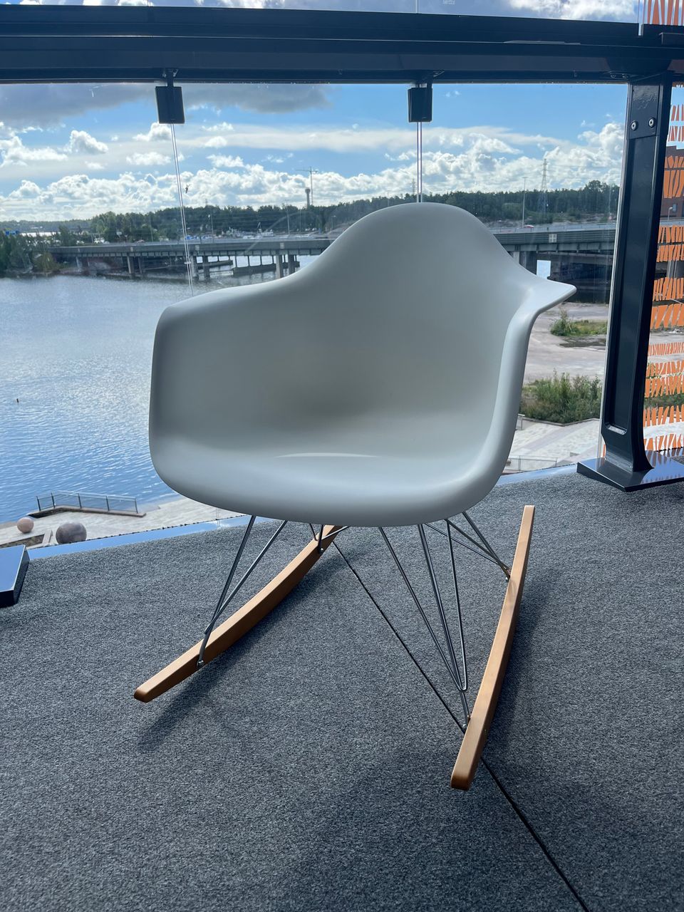 Vitra, Eames RAR keinutuoli, valkoinen