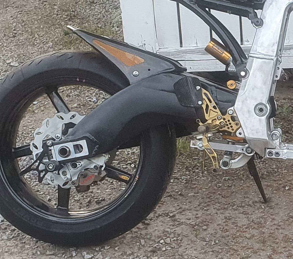 GSXR 1000 hiilikuitu rear hugger takalokasuoja