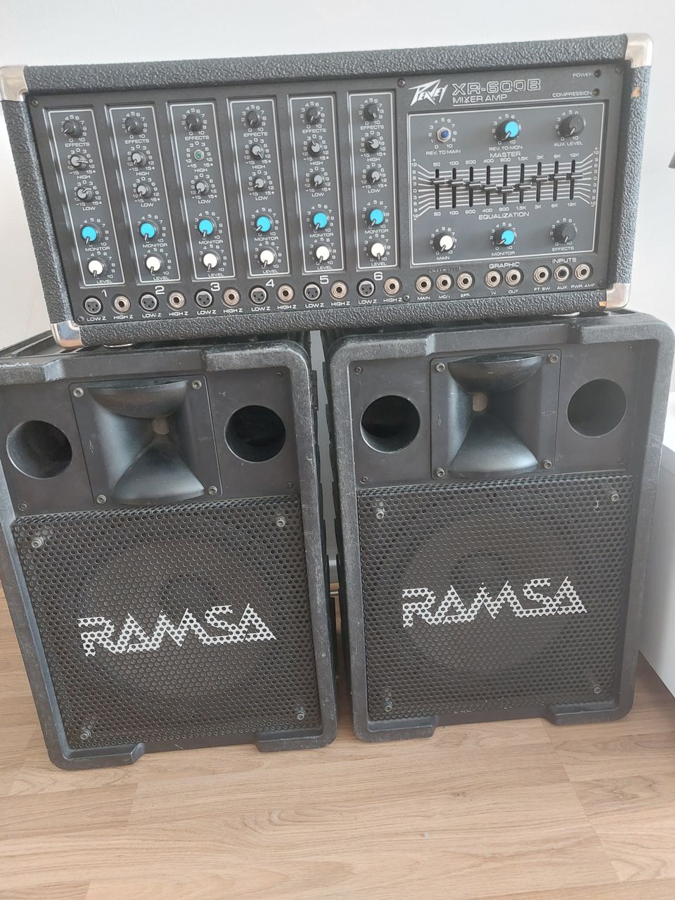 PEAVEY-mikseri ja Ramsa-kaapit