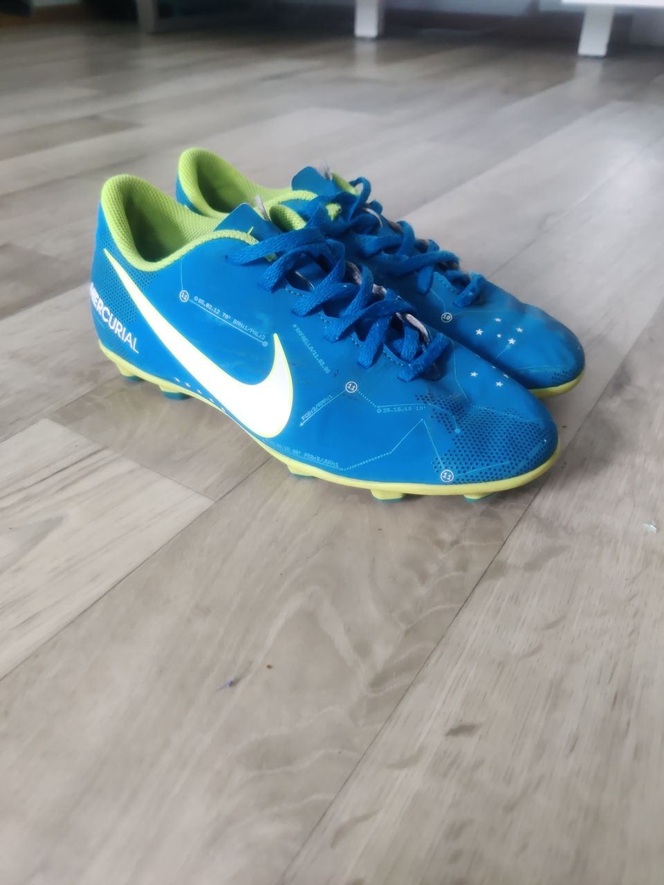 Lasten jalkapallo kengät koko 27,5 Nike Mercurial