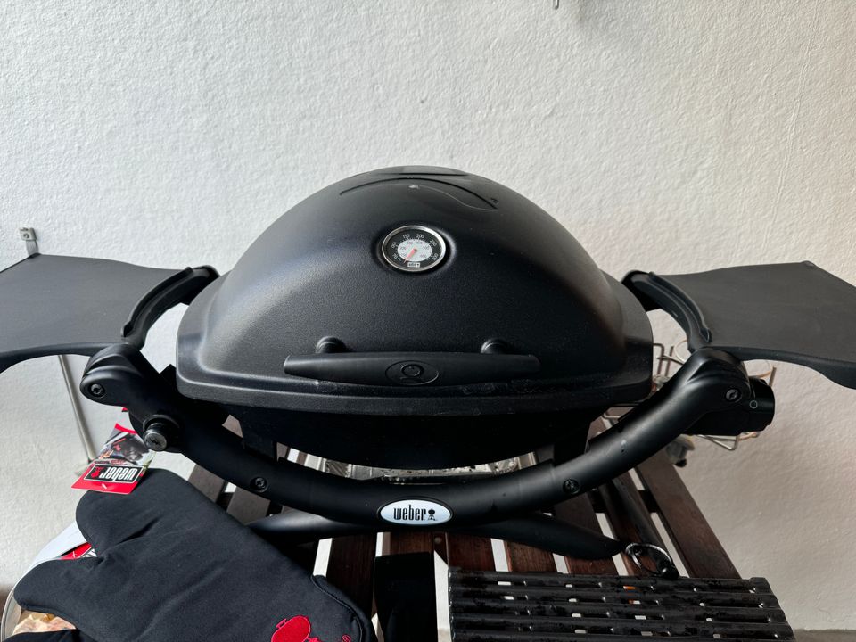 Weber Q1200 for sale, including additional accessories