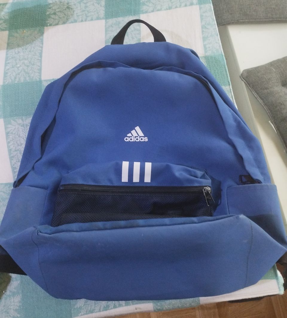 Adidas koulureppu