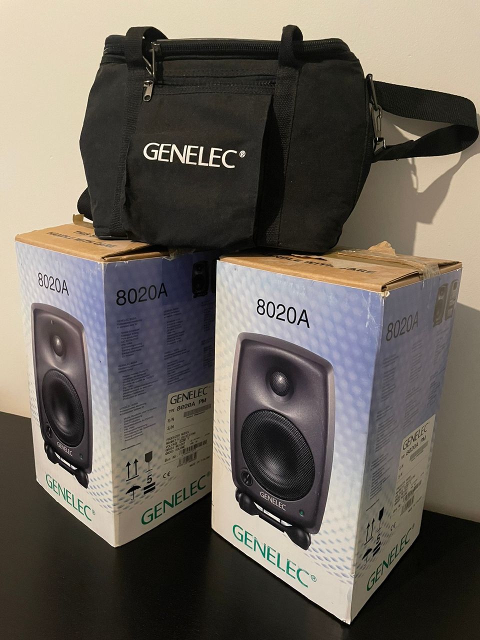 Genelec 8020A pari + Genelec kantokassi