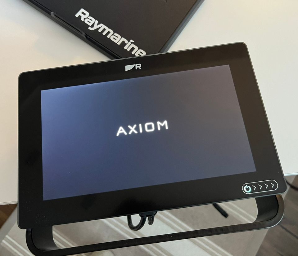 Raymarine AXIOM+ 9, RV-100 ja Pohjois-Euroopan kartta