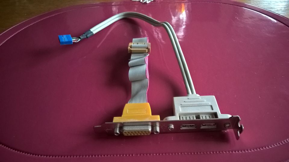 2xUSB adapteri. Lisäksi tuossa on joku 15-pin portti.