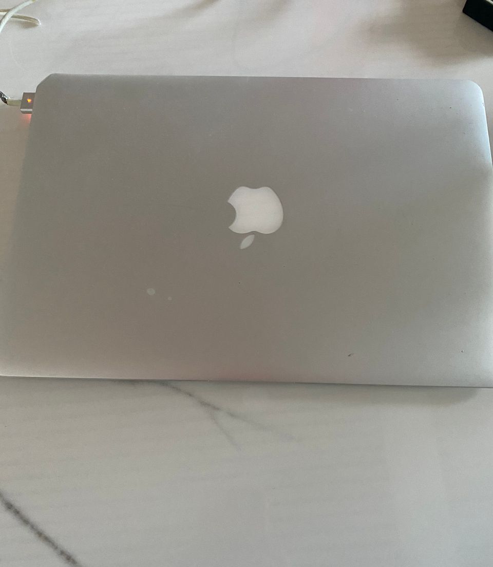 MacBook Air, i5, 4gb DDR3, 128gb (MacOS Big Sur)