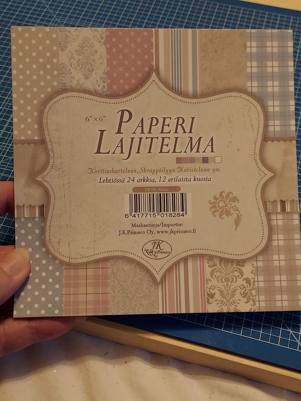 Paperilajitelma hempeissä väreissä