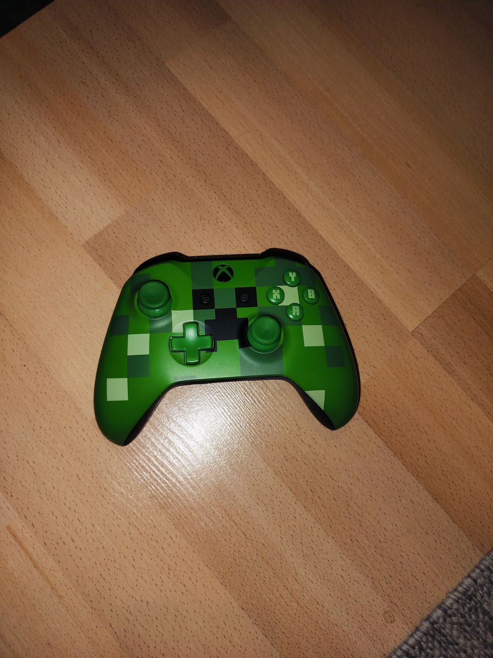 Xbox one ohjain hienolla creeper teemalla