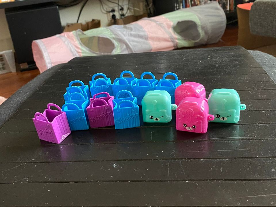 Shopkins kasseja ja reppuja.