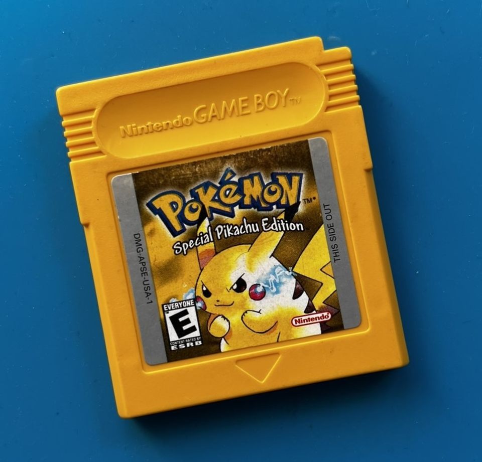 Nintendo Pokemon Yellow Special Pikachu Edition