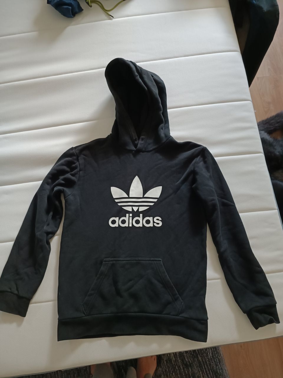 Nuorten hupullinen Adidas collegepaita