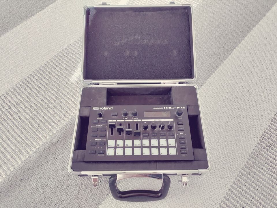 Roland Mc 101