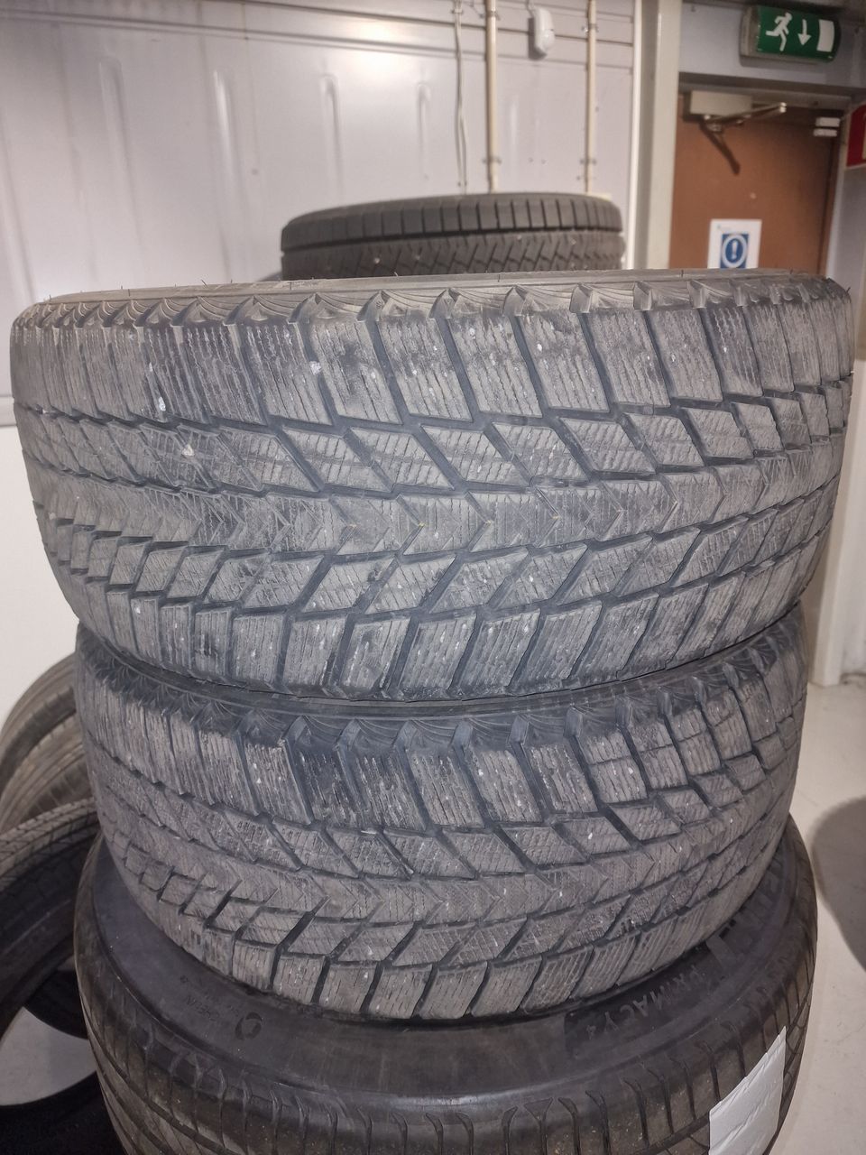 2kpl 245 / 45 R19 kitkarengasta