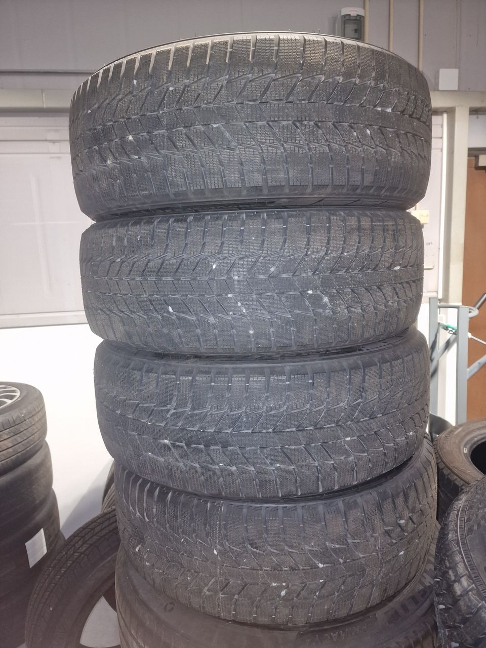 225 / 55 R18 kitkarenkaat