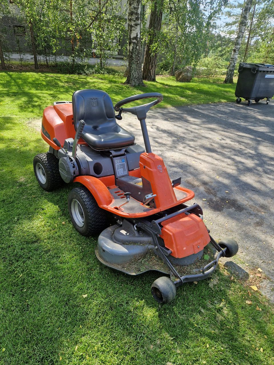 Husqvarna R16C 4x4 hydrostaattinen päältäajettava leikkuri