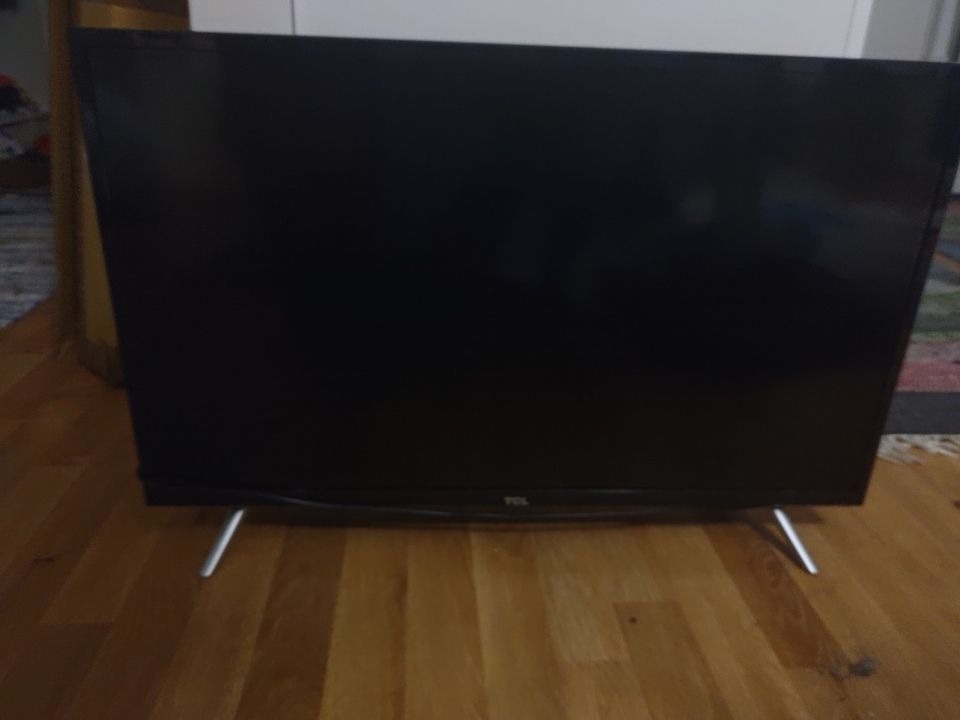 TCL 32" televisio