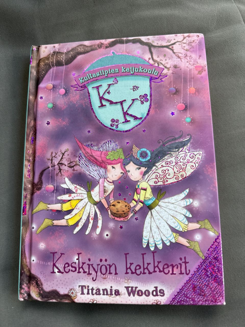 Kultasiipien keijukoulu - keskiyön kekkerit