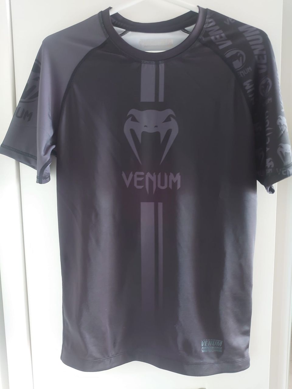 Venum rashguard T-paitoja