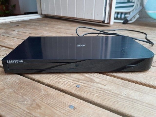 Blu-ray Disc Players Samsung BD-H5500. Kaukosäädin puuttuu. Nouto.