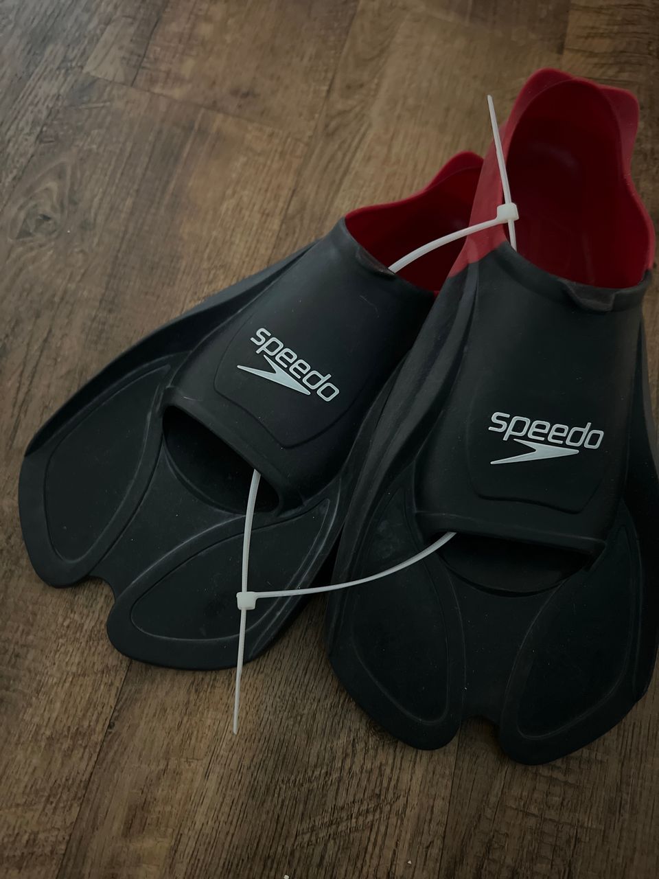 Speedo räpylät (37-38)