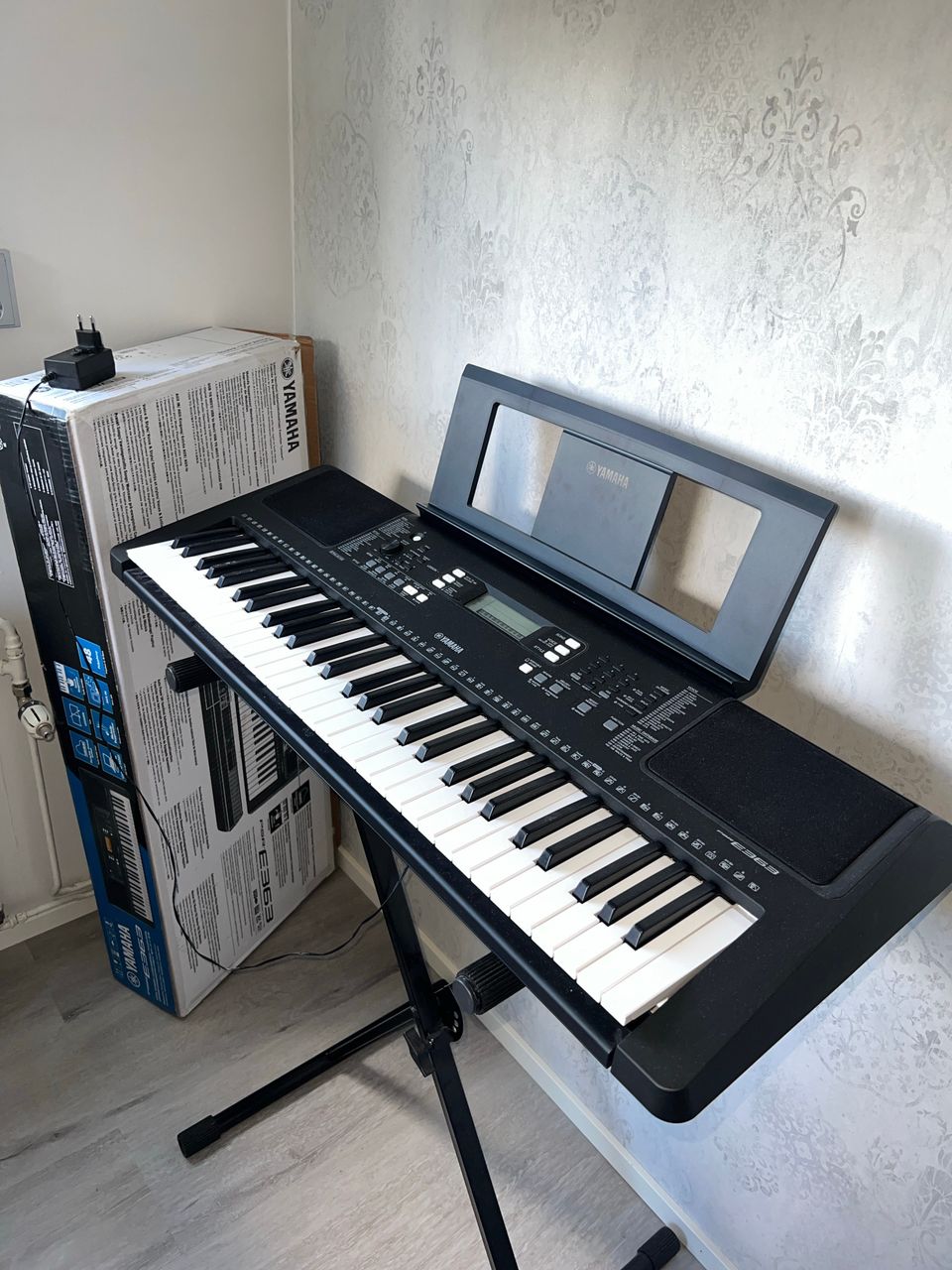 Yamaha PSR-E363 kosketinsoitin telineellä