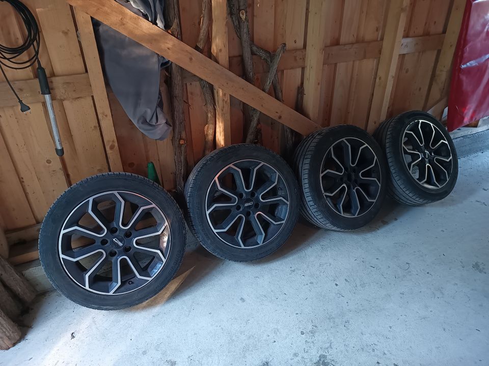 17" tyylikkäät vanteet kuluneilla 235/45 kumeilla. Passatin alta