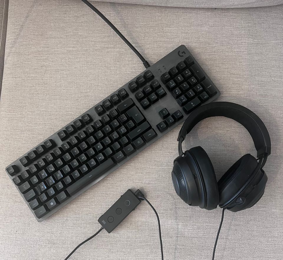 Razer pelikuulokkeet ja Logitech näppäimistö