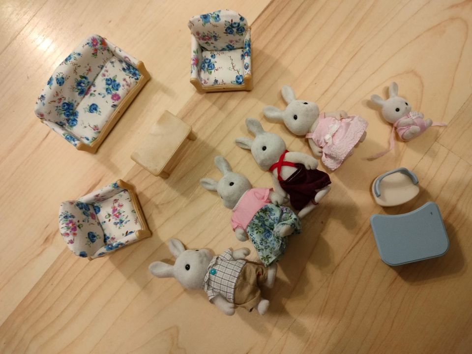 Sylvanian Families sohvaryhmä, kaniperhe ja vauvan pöytä ja tuoli