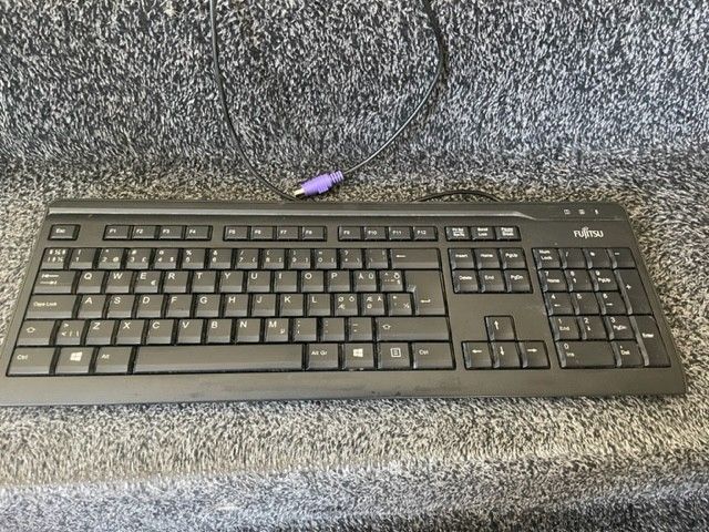 Uudenveroinen Fujitsu KB410 näppäimistö