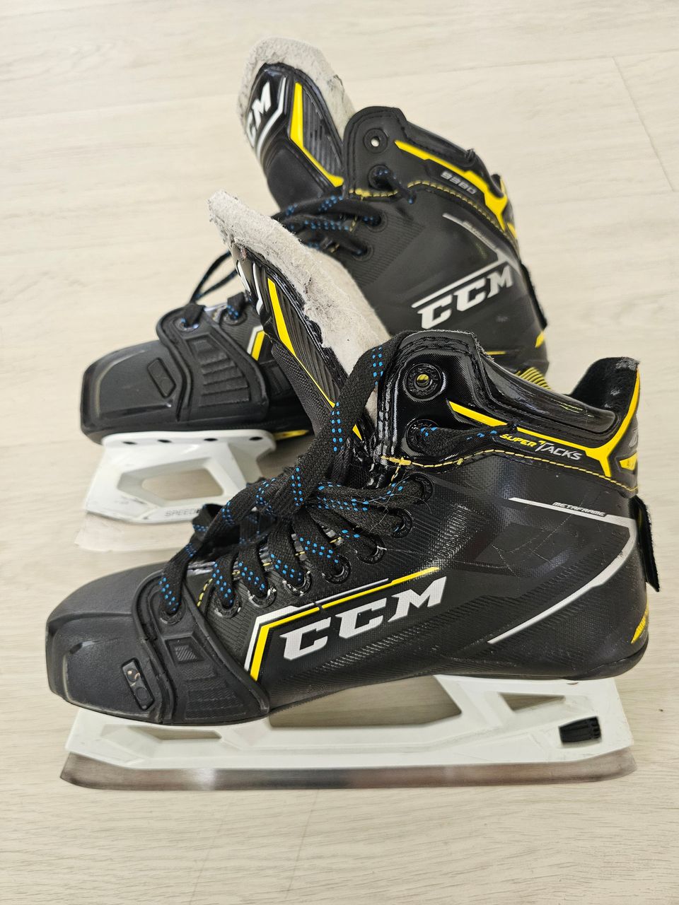 Ccm super tacks 9380. Maalivahdinluistimet.